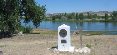 Pony Express marker along the North Platte River at Register Cliff