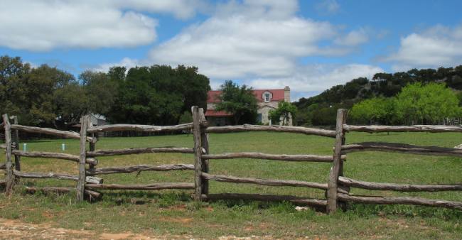 Hill Country fence with a rustic look
