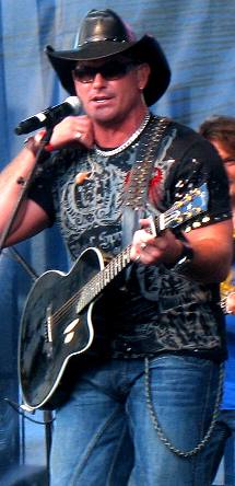 Keith Anderson on the Free Chevy Stage CMA 2008