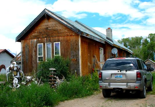 Residence in Kelly, Wyoming complete with buffalo skulls and elk antlers on display in front yard