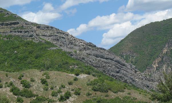 Syncline clearly visible from US-189 near Provo, Utah